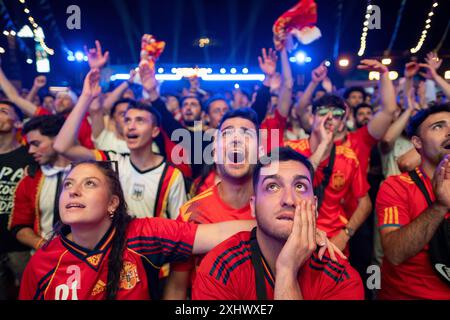 Fußballfans verfolgen auf der Berliner Fanzone am Brandenburger Tor anlässlich der Fußballeuropameisterschaft UEFA EURO 2024 das Finale Spanien gegen England. / Soccer fans watch the final between Spain and England at the Berlin fan zone at the Brandenburg Gate on the occasion of the UEFA EURO 2024 European Football Championship. snapshot-photography/K.M.Krause *** Soccer fans watch the final between Spain and England at the Berlin fan zone at the Brandenburg Gate on the occasion of the UEFA EURO 2024 European Football Championship Soccer fans watch the final between Spain and England at the B Stock Photo