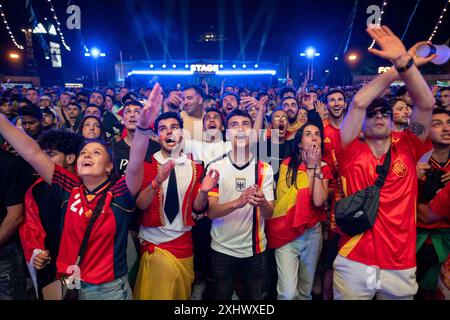 Fußballfans verfolgen auf der Berliner Fanzone am Brandenburger Tor anlässlich der Fußballeuropameisterschaft UEFA EURO 2024 das Finale Spanien gegen England. / Soccer fans watch the final between Spain and England at the Berlin fan zone at the Brandenburg Gate on the occasion of the UEFA EURO 2024 European Football Championship. snapshot-photography/K.M.Krause *** Soccer fans watch the final between Spain and England at the Berlin fan zone at the Brandenburg Gate on the occasion of the UEFA EURO 2024 European Football Championship Soccer fans watch the final between Spain and England at the B Stock Photo