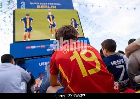 Fußballfans verfolgen auf der Berliner Fanzone am Brandenburger Tor anlässlich der Fußballeuropameisterschaft UEFA EURO 2024 das Finale Spanien gegen England. / Soccer fans watch the final between Spain and England at the Berlin fan zone at the Brandenburg Gate on the occasion of the UEFA EURO 2024 European Football Championship. snapshot-photography/K.M.Krause *** Soccer fans watch the final between Spain and England at the Berlin fan zone at the Brandenburg Gate on the occasion of the UEFA EURO 2024 European Football Championship Soccer fans watch the final between Spain and England at the B Stock Photo