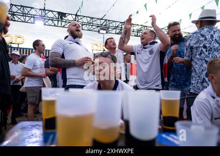 Fußballfans verfolgen auf der Berliner Fanzone am Brandenburger Tor anlässlich der Fußballeuropameisterschaft UEFA EURO 2024 das Finale Spanien gegen England. / Soccer fans watch the final between Spain and England at the Berlin fan zone at the Brandenburg Gate on the occasion of the UEFA EURO 2024 European Football Championship. snapshot-photography/K.M.Krause *** Soccer fans watch the final between Spain and England at the Berlin fan zone at the Brandenburg Gate on the occasion of the UEFA EURO 2024 European Football Championship Soccer fans watch the final between Spain and England at the B Stock Photo