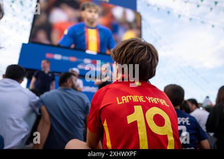 Fußballfans verfolgen auf der Berliner Fanzone am Brandenburger Tor anlässlich der Fußballeuropameisterschaft UEFA EURO 2024 das Finale Spanien gegen England. / Soccer fans watch the final between Spain and England at the Berlin fan zone at the Brandenburg Gate on the occasion of the UEFA EURO 2024 European Football Championship. snapshot-photography/K.M.Krause *** Soccer fans watch the final between Spain and England at the Berlin fan zone at the Brandenburg Gate on the occasion of the UEFA EURO 2024 European Football Championship Soccer fans watch the final between Spain and England at the B Stock Photo