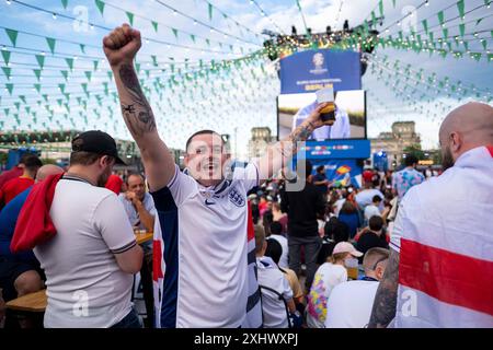 Fußballfans verfolgen auf der Berliner Fanzone am Brandenburger Tor anlässlich der Fußballeuropameisterschaft UEFA EURO 2024 das Finale Spanien gegen England. / Soccer fans watch the final between Spain and England at the Berlin fan zone at the Brandenburg Gate on the occasion of the UEFA EURO 2024 European Football Championship. snapshot-photography/K.M.Krause *** Soccer fans watch the final between Spain and England at the Berlin fan zone at the Brandenburg Gate on the occasion of the UEFA EURO 2024 European Football Championship Soccer fans watch the final between Spain and England at the B Stock Photo