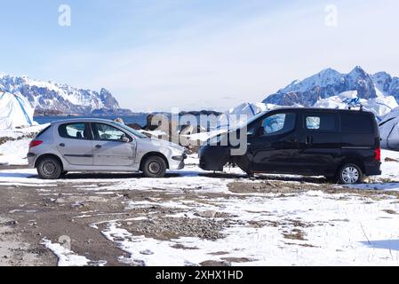 Svolvaer, Lofoten Islands, Norway 03.28.2024 Two broken down cars facing each other in a beautiful landscape Stock Photo