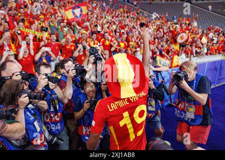 Lamine Yamal seen celebrating and crowded by photographers after