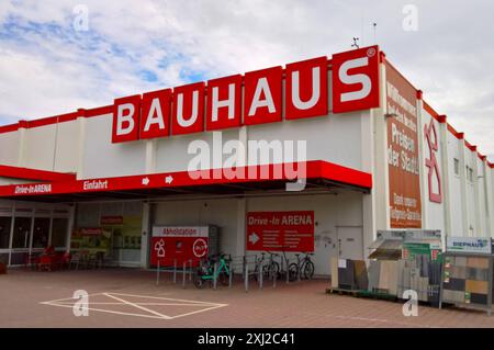 Bauhaus Baumarkt - Filiale. Die Bauhaus AG ist ein Handelsunternehmen mit Sitz in Belp in der Schweiz. Seit 2020 ist Bauhaus Mitglied im Branchenverband Deutscher Heimwerker-, Bau- und Gartenfachmärkte, kurz BHB *** Bauhaus Baumarkt branch Bauhaus AG is a trading company based in Belp, Switzerland Since 2020, Bauhaus has been a member of the industry association of German DIY, construction and garden centers, BHB for short Stock Photo