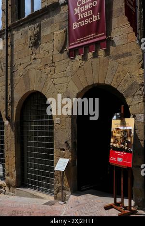 Casa Museo Ivan Bruschi in the medieval Palazzo del Capitano del Popolo in Arezzo, Tuscany, Italy. The property, also known as Palazzo della Zecca from its use as a mint after Arezzo’s 1384 surrender to Florence, is on Corso Italia.  It was the home of Ivan Bruschi (1920 - 1996), founder of Arezzo’s world-famous monthly Antiques Fair, and now houses Bruschi’s eclectic collection. Stock Photo