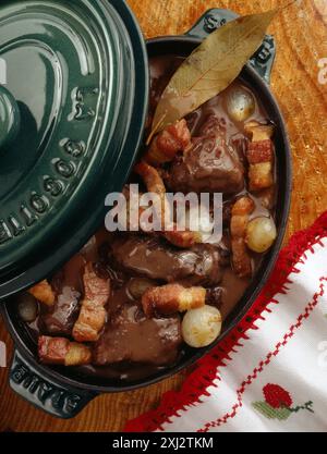 Boeuf Bourguignon in Schmortopf Stock Photo