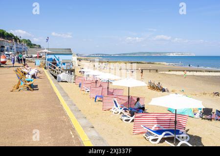 Shanklin Isle of Wight - Shanklin beach and Promenade with people on the sandy beach with deckchairs Shanklin Esplanade Isle of Wight   England UK GB Stock Photo