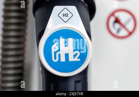 Pump nozzle with H2 logo at a hydrogen filling station, Berlin, 18/08/2020 Stock Photo