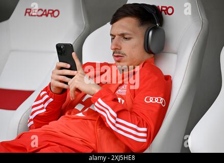 Bryan Zaragoza FC Bayern Muenchen FCB (17) Headphones, smartphone, mobile phone, Recaro, logo, bench, MHPArena, MHP Arena Stuttgart Stock Photo