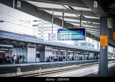 Hauptbahnhof Essen, Symbolbild - Bahngleis, Anzeigetafel, IC nach Zürich, Schweiz, DB, SBB, Fernzug, InterCity, EuroCity, EC 9, Bahnverkehr, Schiene, Reisen, Verkehr, Deutsche Bahn, Schweizerische Bundesbahnen, internationaler Zugverkehr, Reiseziel Zürich, grenzüberschreitende Verbindungen, europäischer Zugverkehr, Bahnreisen, Zugfahrplan, Pünktlichkeit, Verspätungen, Zuverlässigkeit, Bahninfrastruktur, Fahrplanabweichungen, Bahnbetrieb, Kundenzufriedenheit, Zugverspätungen, Fahrplanverzögerungen, Reisekomfort. *** Essen main station, symbolic image railroad track, display board, IC to Zurich, Stock Photo