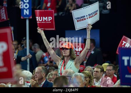 Milwaukee, Vereinigte Staaten. 16th July, 2024. An attendee holds up Trump signs at the Republican National Convention in Milwaukee, Wisconsin at the Fiserv Forum on Tuesday, July 16, 2024. Credit: Annabelle Gordon/CNP/dpa/Alamy Live News Stock Photo