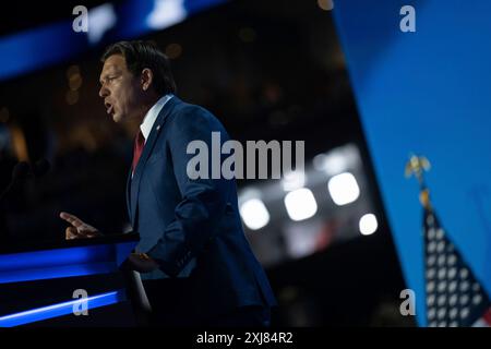 Milwaukee, Vereinigte Staaten. 16th July, 2024. Governor Ron DeSantis (Republican of Florida) speaks at the Republican National Convention in Milwaukee, Wisconsin at the Fiserv Forum on Tuesday, July 16, 2024. Credit: Annabelle Gordon/CNP/dpa/Alamy Live News Stock Photo