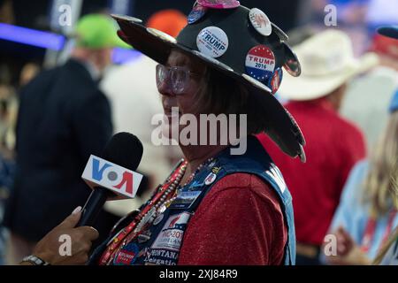 Milwaukee, Vereinigte Staaten. 16th July, 2024. An attendee gives an interview at the Republican National Convention in Milwaukee, Wisconsin at the Fiserv Forum on Tuesday, July 16, 2024. Credit: Annabelle Gordon/CNP/dpa/Alamy Live News Stock Photo