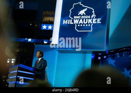 Milwaukee, Vereinigte Staaten. 16th July, 2024. Governor Ron DeSantis (Republican of Florida) speaks at the Republican National Convention in Milwaukee, Wisconsin at the Fiserv Forum on Tuesday, July 16, 2024. Credit: Annabelle Gordon/CNP/dpa/Alamy Live News Stock Photo