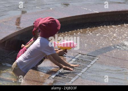 Non Exclusive: VINNYTSIA, UKRAINE - JULY 14, 2024 - Girls play in the fountain in Vinnytsia, west-central Ukraine. Stock Photo