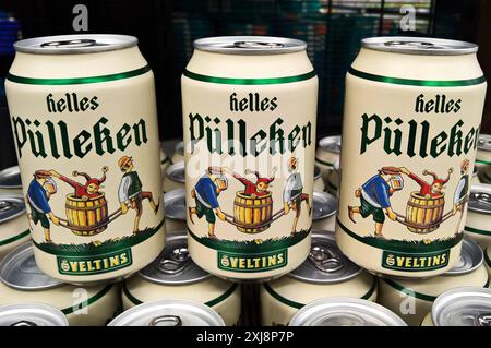 Veltins Bier Brauerei, Helles Pülleken aus der Dose. Helles Pülleken ist seit 2020 im Eigentum von Veltins. Die C.und A. Veltins GmbH und Co KG ist eine im Jahre 1824 gegründete Brauerei. Der Sitz befindet sich in Meschede-Grevenstein im Sauerland. Alleinige Eigentümerin ist Susanne Veltins *** Veltins Bier Brauerei, Helles Pülleken from the can Helles Pülleken has been owned by Veltins since 2020 C und A Veltins GmbH und Co KG is a brewery founded in 1824 The headquarters are located in Meschede Grevenstein in Sauerland The sole owner is Susanne Veltins Stock Photo