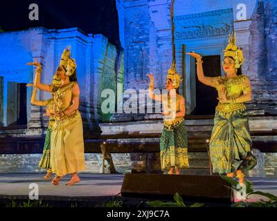 Apsara dancers performing in the Prasat Kravan Temple, dedicated to Vishnu in 921, during dinner, Angkor, Cambodia, Indochina, Southeast Asia, Asia Co Stock Photo