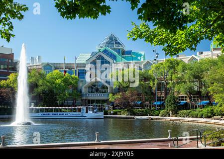 CambridgeSide Galleria (shopping mall) and Charles River Boat Co. boat, Cambridge (Boston Area), Massachusetts USA Stock Photo