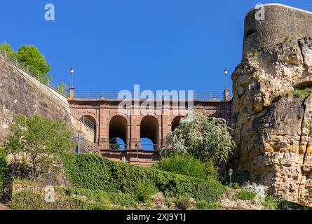 Europe, Luxembourg, Luxembourg City, Casemates du Bock with 'Castle Bridge' carrying the Montée de Clausen above the Alzette Valley Stock Photo