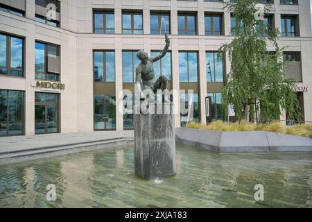 Fischerbrunnen, Stefan-Heym-Platz, Frankfurter Allee / Möllendorffstraße , Lichtenberg, Berlin, Deutschland *** Fischerbrunnen, Stefan Heym Platz, Frankfurter Allee Möllendorffstraße, Lichtenberg, Berlin, Germany Stock Photo