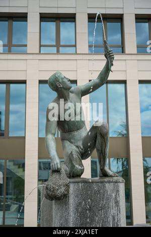 Fischerbrunnen, Stefan-Heym-Platz, Frankfurter Allee / Möllendorffstraße , Lichtenberg, Berlin, Deutschland *** Fischerbrunnen, Stefan Heym Platz, Frankfurter Allee Möllendorffstraße, Lichtenberg, Berlin, Germany Stock Photo