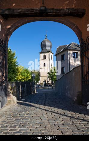 Europe, Luxembourg, Mersch, The Alen Tower (Alen Tuerm) framed by the Arched Entrance to Mersch Castle Stock Photo