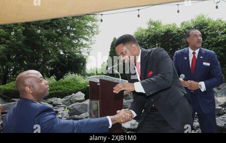 Milwaukee, Wisconsin, U.S.A. 16th July, 2024. US senator TIM SCOTT (left) congratulates Aurora, Illinois mayor RICHARD IRVIN after his talk during the new mavericks honoring Black delegates and alternatives at the Iron Horse Hotel. (Credit Image: © Pat A. Robinson/ZUMA Press Wire) EDITORIAL USAGE ONLY! Not for Commercial USAGE! Stock Photo