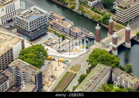 Luftbild, Innenhafen mit Ausflugsschiff und Touristen an der Schwanentorbrücke, Calaisplatz, Stadtmitte, Duisburg, Ruhrgebiet, Nordrhein-Westfalen, Deutschland ACHTUNGxMINDESTHONORARx60xEURO *** Aerial view, inner harbor with excursion boat and tourists at the Schwanentorbrücke, Calaisplatz, city center, Duisburg, Ruhr area, North Rhine-Westphalia, Germany ACHTUNGxMINDESTHONORARx60xEURO Stock Photo