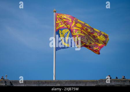 Buckingham Palace, London, UK. 17th July, 2024. King Charles III attends the State Opening of Parliament and presents The King’s Speech, formally marking the new session of Parliament. The historic ceremony is surrounded by pomp, tradition and colour. The Royal Standard flies above the Palace. Credit: Malcolm Park/Alamy Stock Photo