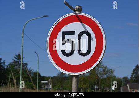 verkehrsschild-50-km-zul-ssige-h-chstgeschwindigkeit-50-km-h