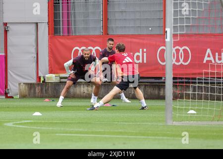 Noussair Mazraoui (FC Bayern Muenchen, 40) mit Raphael Guerreiro (FC Bayern Muenchen, 22),  Training, Trainingsauftakt,  FC Bayern Muenchen, Fussball,  Saison 24/25, 17.07.2024,  Foto: Eibner-Pressefoto/Jenni Maul Stock Photo