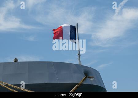 Toulon, France. 16th July, 2024. The French flag on the bow of the PHA Tonnerre returning from the Jeanne d'Arc Mission in Toulon, France, July 16, 2024. Photo by Laurent Coust/ABACAPRESS.COM Credit: Abaca Press/Alamy Live News Stock Photo