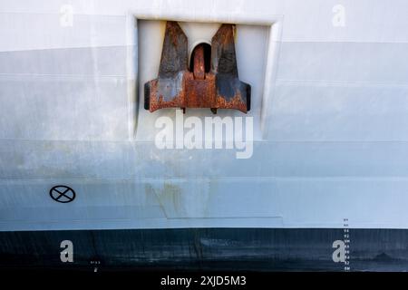 Toulon, France. 16th July, 2024. The anchor of the Amphibious Helicopter Carrier (Porte Helicoptere Amphibie) (PHA) Tonnerre returning from the Mission Jeanne d'Arc in Toulon, France, July 16, 2024. Photo by Laurent Coust/ABACAPRESS.COM Credit: Abaca Press/Alamy Live News Stock Photo