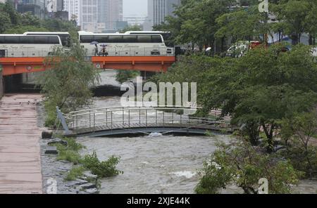 Seoul, South Korea. 18th July, 2024. This photo taken on July 18, 2024 shows torrents in Cheonggyecheon Stream in Seoul, South Korea. Seoul has seen continuous rainfall in the past few days. Credit: Yao Qilin/Xinhua/Alamy Live News Stock Photo