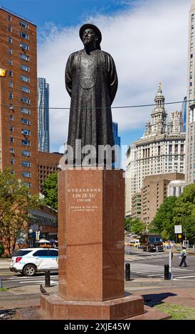 NYC Chinatown: Bronze statue of Lin Ze Xu, Chinese philosopher/politician who disrupted opium trade; located at Kimlau Square, part of Chatham Square. Stock Photo