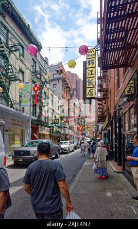NYC Chinatown: Pell Street, a narrow block-long link between Mott Street and Bowery, is crammed with restaurants and salons (looking east). Stock Photo