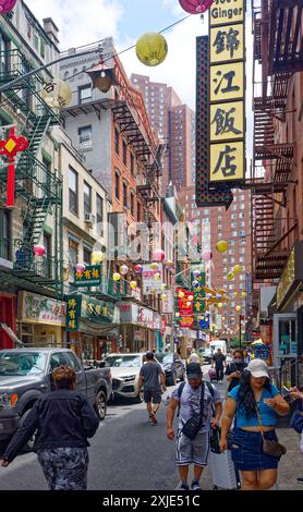 NYC Chinatown: Pell Street, a narrow block-long link between Mott Street and Bowery, is crammed with restaurants and salons (looking east). Stock Photo