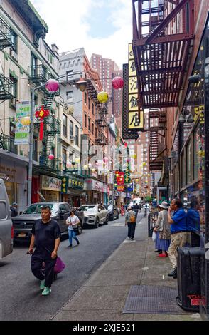 NYC Chinatown: Pell Street, a narrow block-long link between Mott Street and Bowery, is crammed with restaurants and salons (looking east). Stock Photo