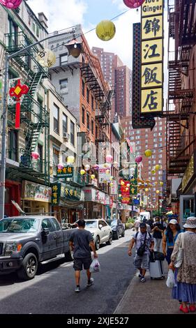 NYC Chinatown: Pell Street, a narrow block-long link between Mott Street and Bowery, is crammed with restaurants and salons (looking east). Stock Photo