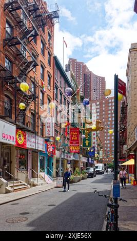 NYC Chinatown: Pell Street, a narrow block-long link between Mott Street and Bowery, is crammed with restaurants and salons (looking east). Stock Photo