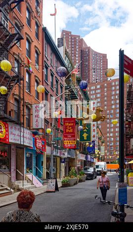 NYC Chinatown: Pell Street, a narrow block-long link between Mott Street and Bowery, is crammed with restaurants and salons (looking east). Stock Photo
