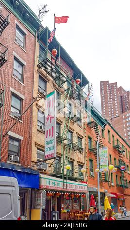 NYC Chinatown: Pell Street, a narrow block-long link between Mott Street and Bowery, is crammed with restaurants and salons (looking east). Stock Photo