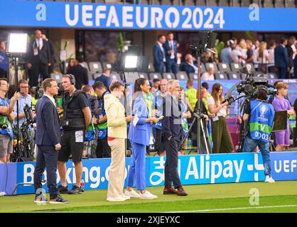 Alexander Bommes, Almuth Schult, ARD TV Moderator, Expertin, Esther Sedlaczek, presenter ARD Sport Moderatorin, Sportmoderatorin, Journalistin, Bastian SCHWEINSTEIGER, Co-Moderator ARD in the final match  SPAIN - ENGLAND 2-1 of the UEFA European Championships 2024  on Jul 14, 2024  in Berlin, Germany.  Photographer: Peter Schatz Stock Photo