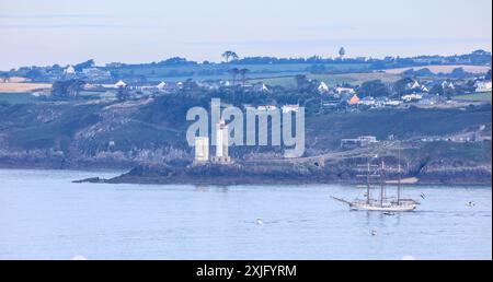 Dreimaster Loth Lorien vor dem Leuchtturm Phare du Petit Minou, La Grande Parade, Fahrt der Traditionssegler von Brest nach Douarnenez zuzm Abschluß der Fetes Maritimes 2024 in Brest, gesehen vom Fort des Capucins auf der Halbinsel Crozon nahe der Einfahrt in die Bucht Rade de Brest, Gemeinde Roscanvel, Departement Finistere Penn-ar-Bed, Region Bretagne Breizh, Frankreich *** Three-master Loth Lorien in front of the lighthouse Phare du Petit Minou, La Grande Parade, voyage of the traditional sailors from Brest to Douarnenez at the end of the Fetes Maritimes 2024 in Brest, seen from the Fort de Stock Photo