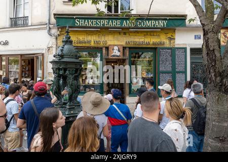 People queuing to enter the famous old bookstore Shakespeare and Company on the left bank in the 5th arrondissement of Paris, France, Europe, EU Stock Photo