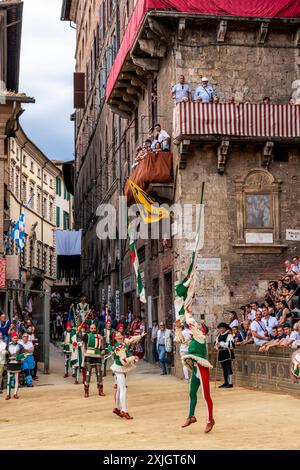 Members of The Oca Contrada Dressed In Medieval Costume Put On A Flag Throwing Display During The Historical Procession (Corteo Storico) Around  Piazz Stock Photo