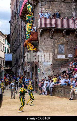 Members of The Bruco Contrada Dressed In Medieval Costume Put On A Flag Throwing Display During The Historical Procession (Corteo Storico) Around  Pia Stock Photo