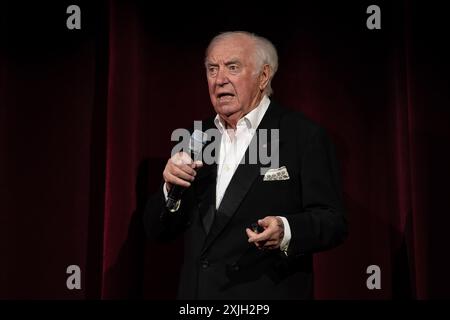 LONDON, ENGLAND: Jimmy Tarbuck performs at the London Palladium opening for Barry Manilow at his last ever UK performance. Featuring: Jimmy Tarbuck Where: London, United Kingdom When: 09 Jun 2024 Credit: Neil Lupin/WENN Stock Photo