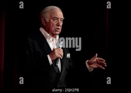 LONDON, ENGLAND: Jimmy Tarbuck performs at the London Palladium opening for Barry Manilow at his last ever UK performance. Featuring: Jimmy Tarbuck Where: London, United Kingdom When: 09 Jun 2024 Credit: Neil Lupin/WENN Stock Photo